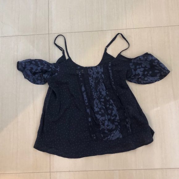 Abercrombie & Fitch off the shoulder. - Picture 4 of 4